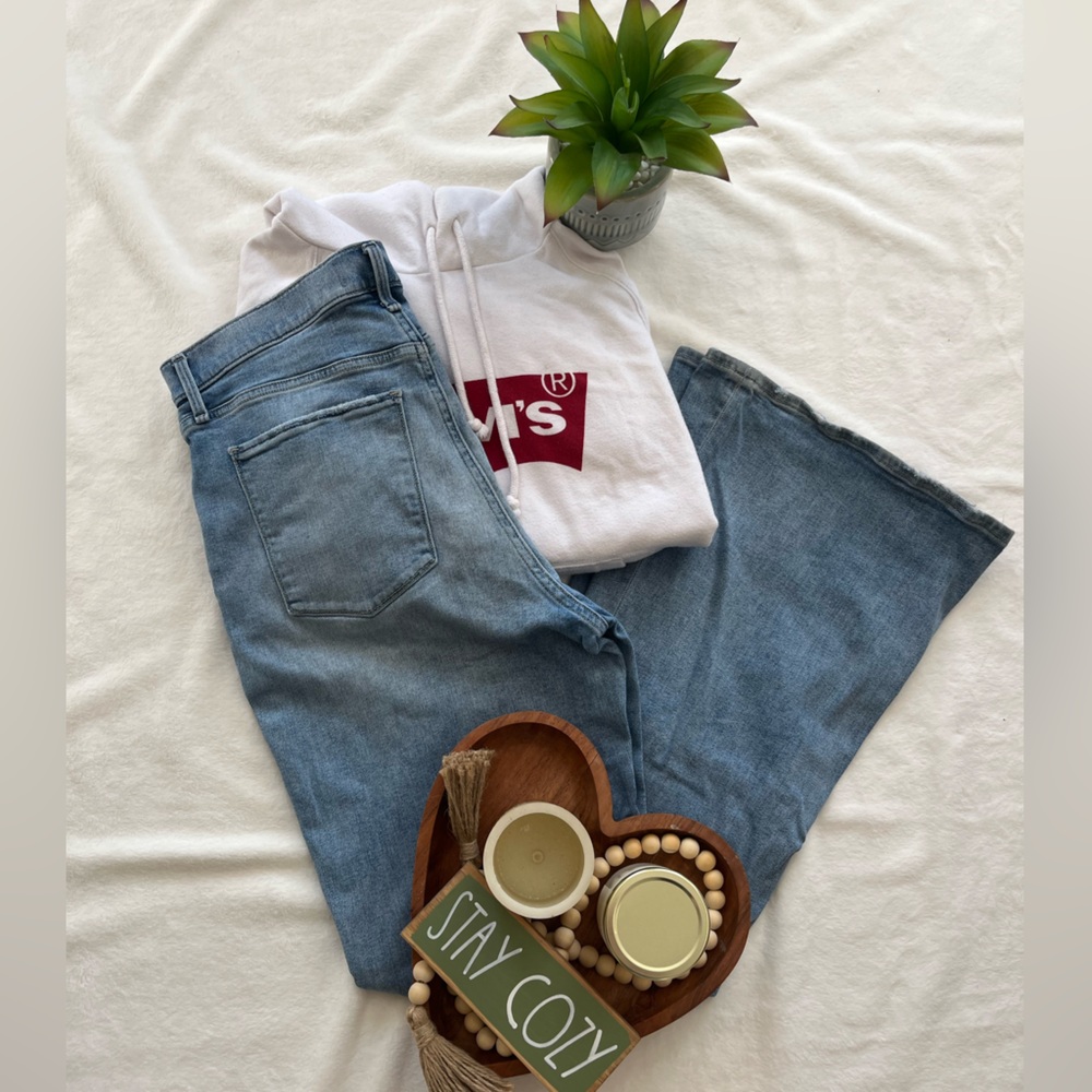 🌟ABERCROMBIE & FITCH “THE FLARE” ULTRA HIGH RISE JEANS🌟